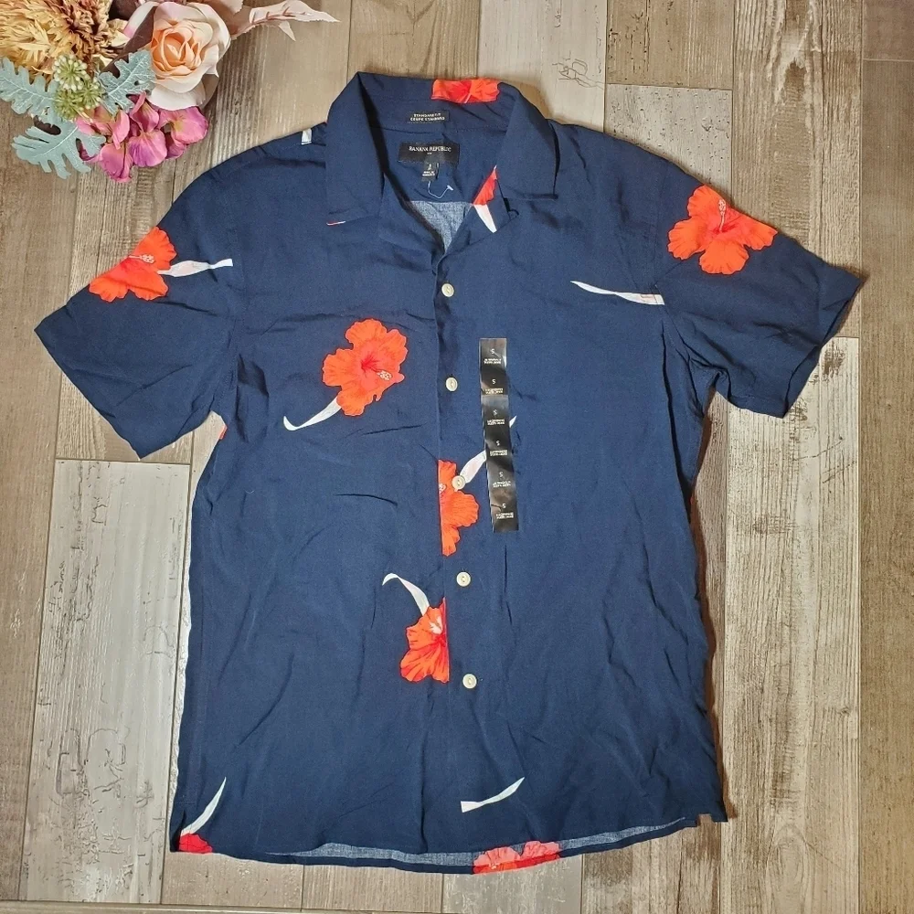 NWT BANANA REPUBLIC Men's Standard Fit Rayon Vacation Shirt Size Small Blue
